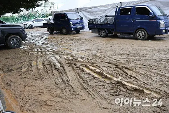 2025년 제32회 증평인삼골축제 음식 부스 옆 진흙탕